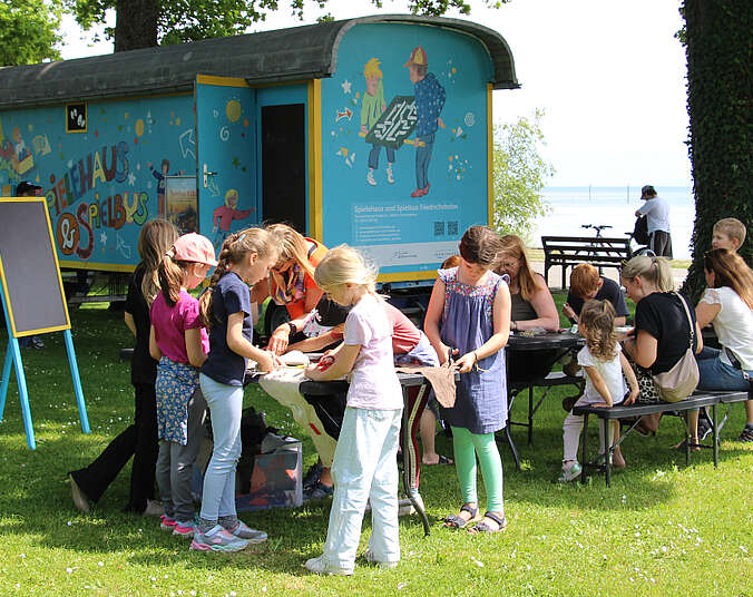 Kinder beim Spielbus. (Foto: Stadt Friedrichshafen)