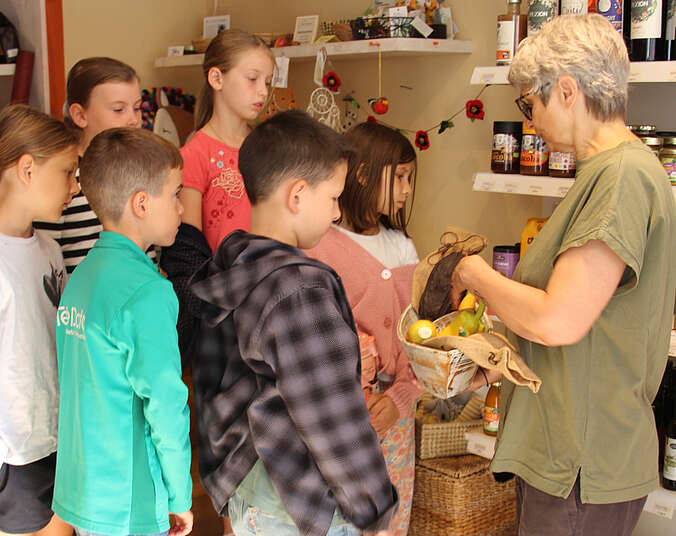 Gruppe mit Kindern und eine Lehrerin