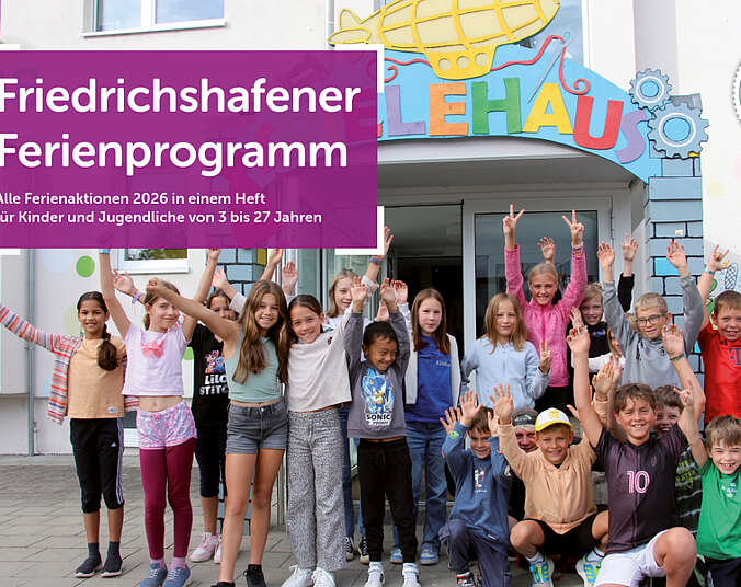 Kinder vor dem Spielehaus