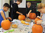 Viel Spaß hatten die Kinder beim Kürbisgeister schnitzen.