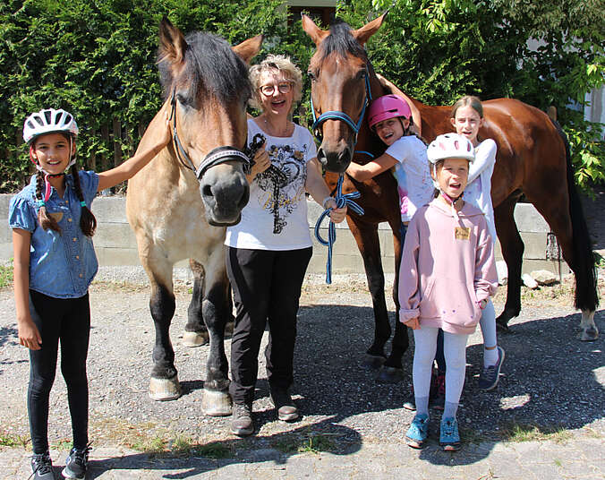 Kinder mit Pferden. (Foto: Stadt Friedrichshafen)