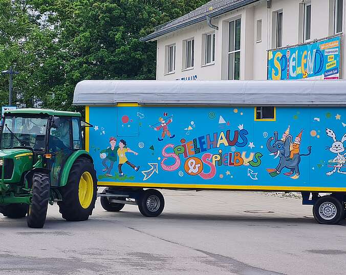 Traktor mit Spielbusanhänger