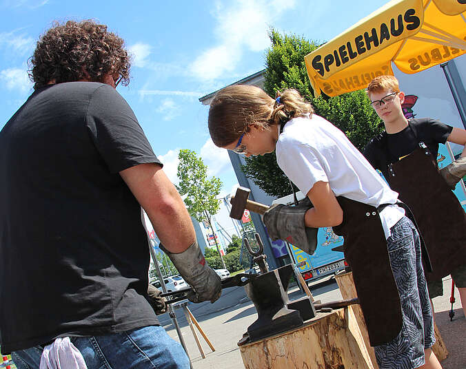 Jungs beim Schmieden. Foto: Stadt Friedrichshafen